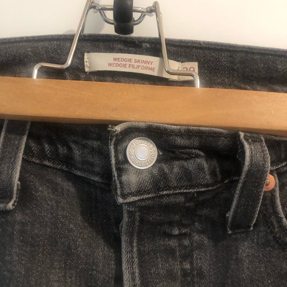 Levi’s Wedgie Fit Skinny Jean in grey wash - size 29 (25 inseam) - Picture 4 of 7